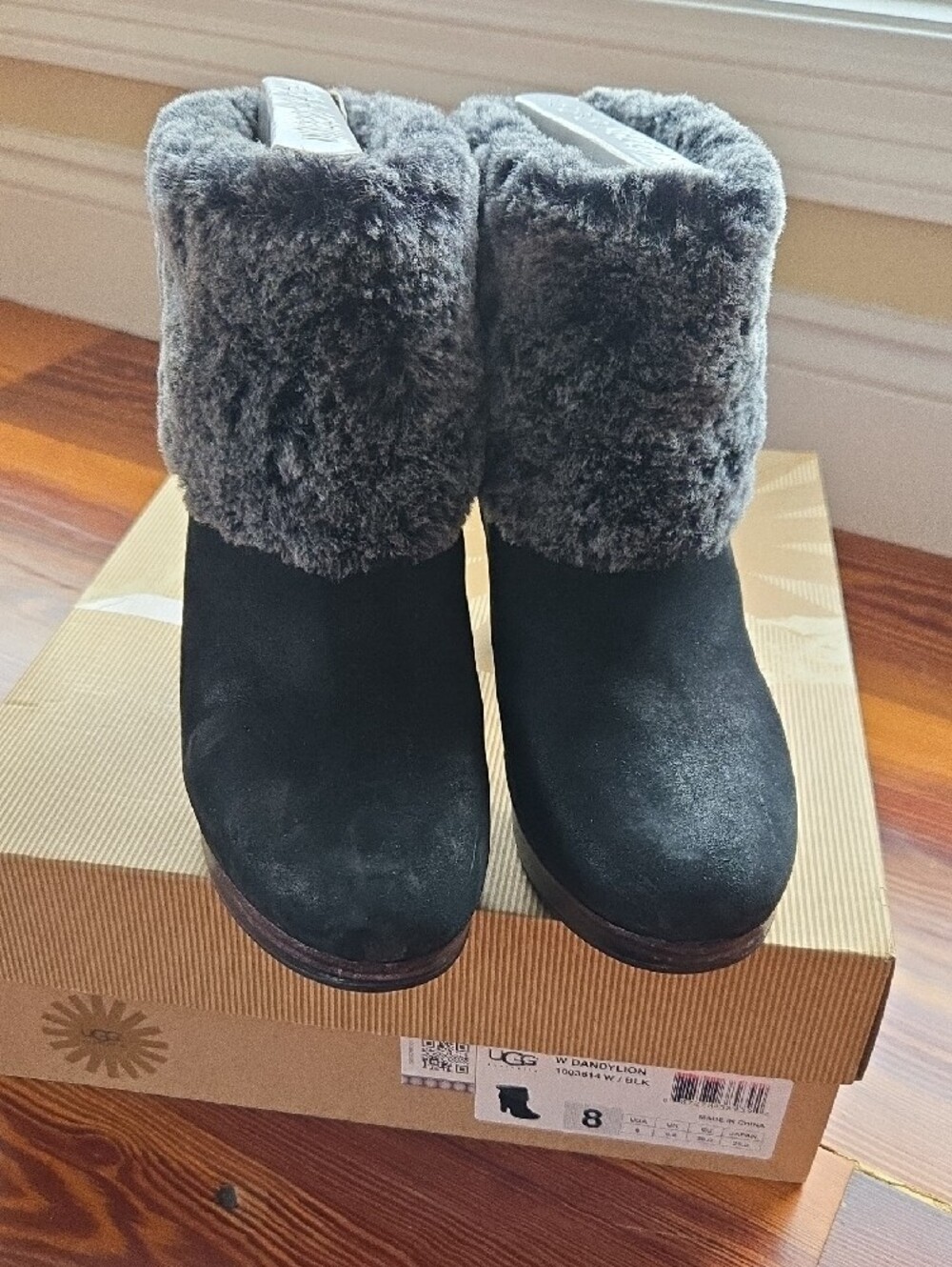 UGG Dandylion In Black - Picture 3 of 8
